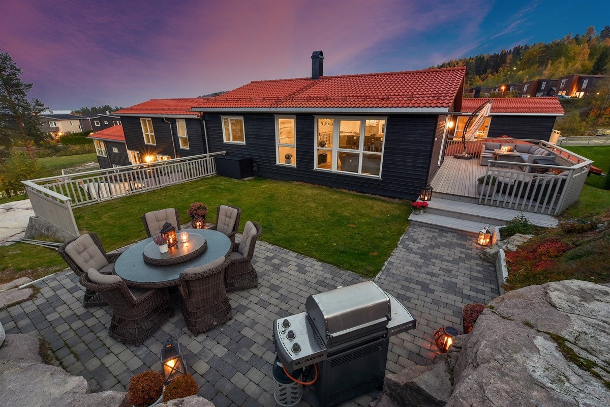 Hagen og uteplassene er solrike, med nydelig utsikt utover Drammen Galleribilde