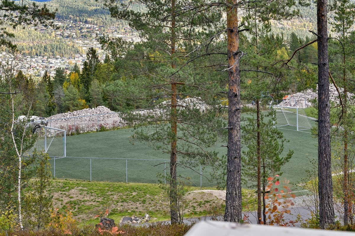 Eiendommen har nærhet til ballplass. Galleribilde