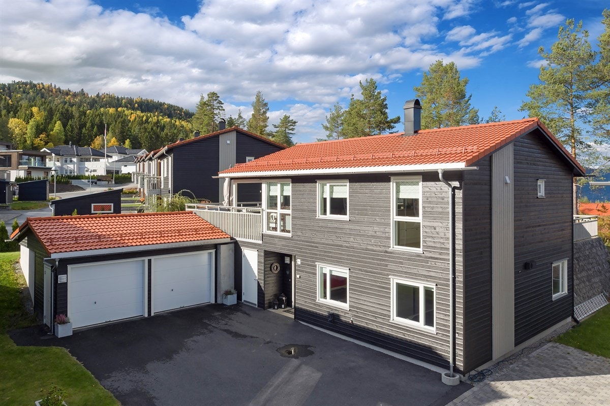 Privatmegleren ved Svein Liavaag har gleden av å presentere en moderne og meget tiltalende enebolig fra 2013 med garasje, solrike uteområder, nydelig utsikt og flott beliggenhet. Galleribilde