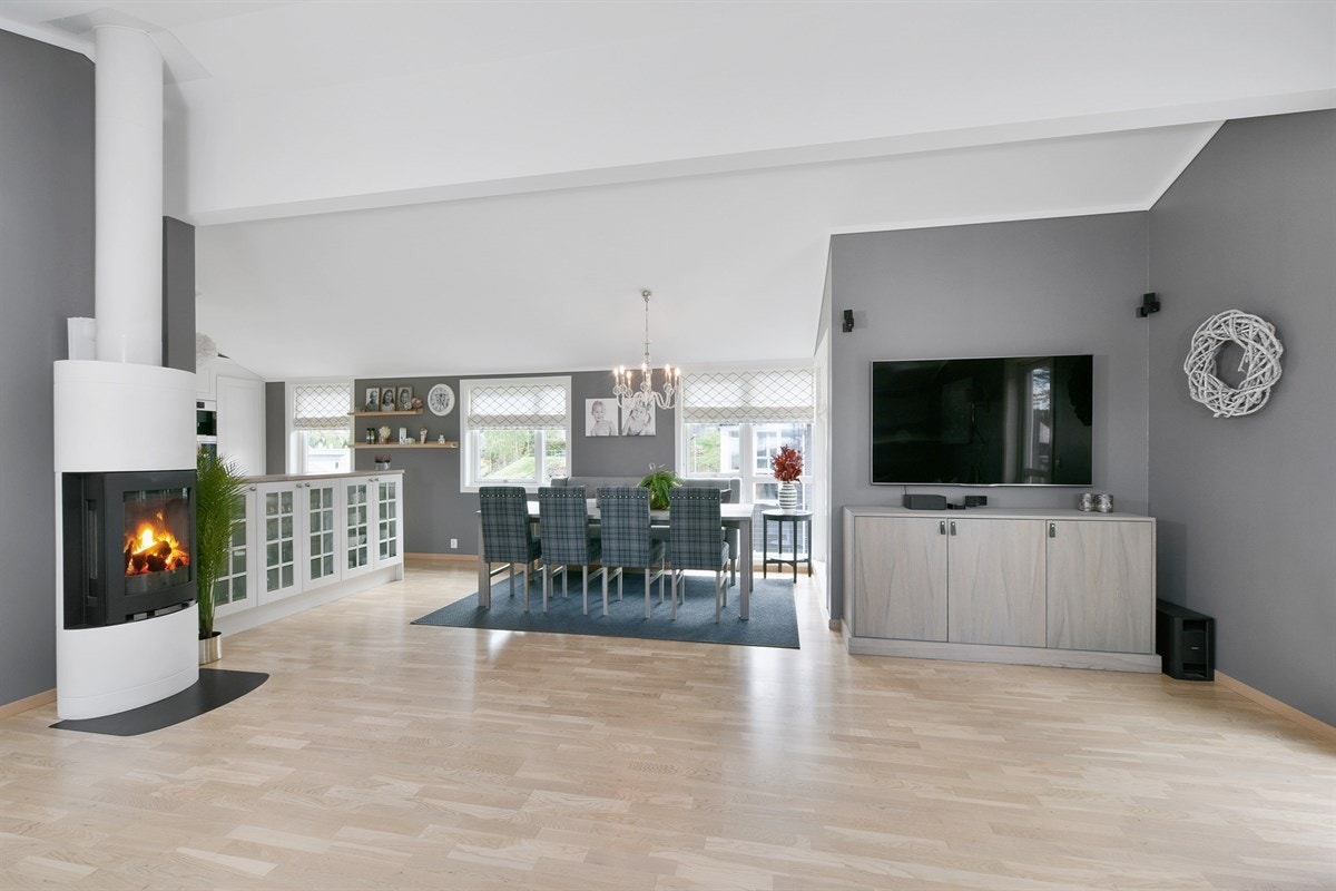 En stemningsfull peisovn sørger for ekstra hygge på mørke vinterkvelder, og fra stuedelen er det utgang til en solrik terrasse. Galleribilde