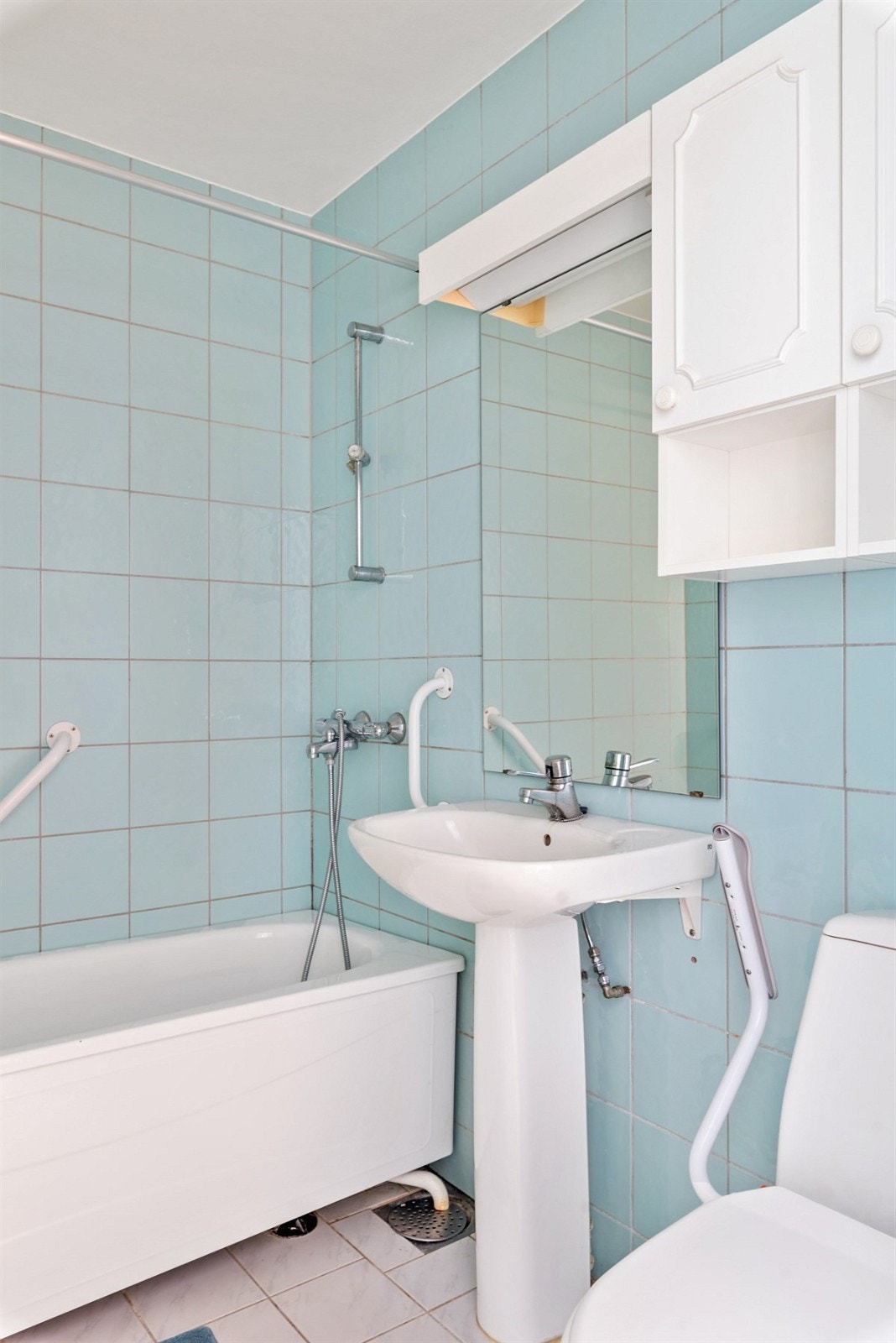 Baderommet er flislagt med eldre varmekabler Galleribilde