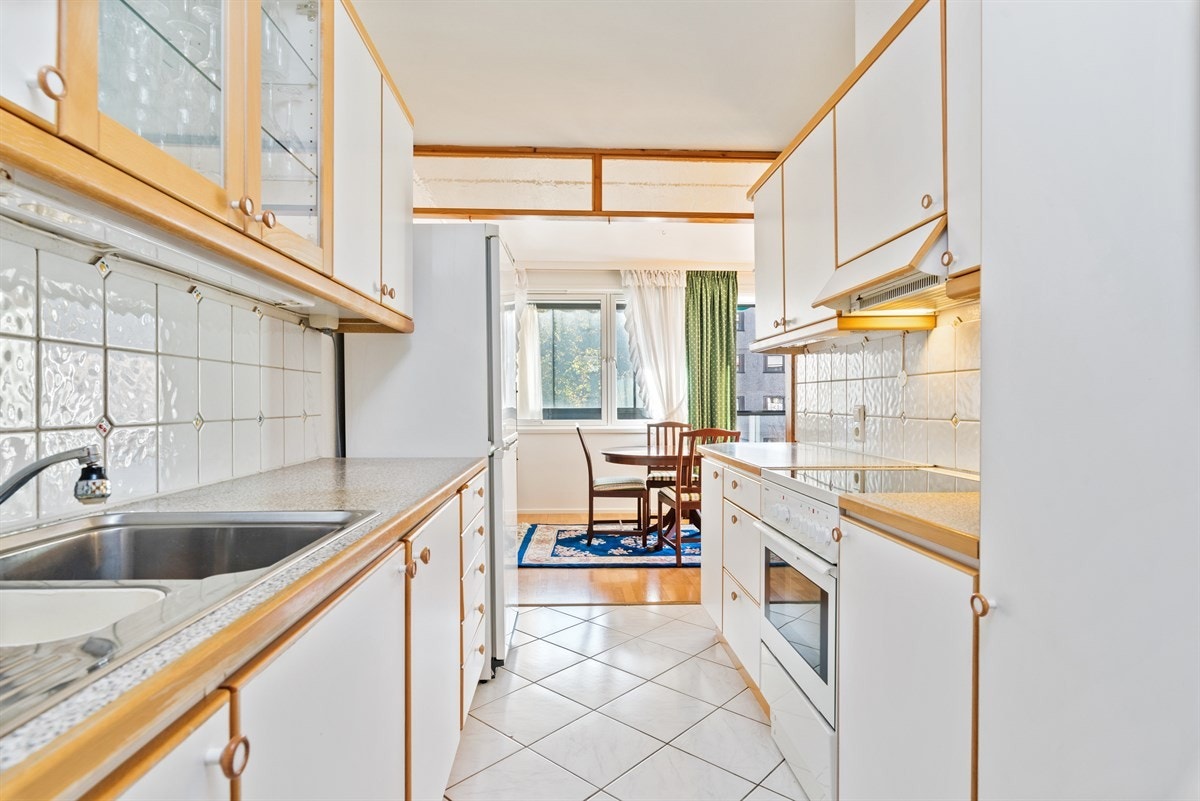 Kjøkken med lyse fronter Galleribilde