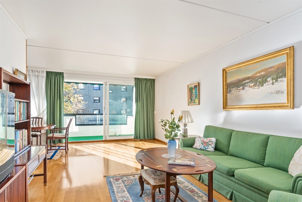 Leiligheten er gjennomgående med vinduer i begge ender Galleribilde