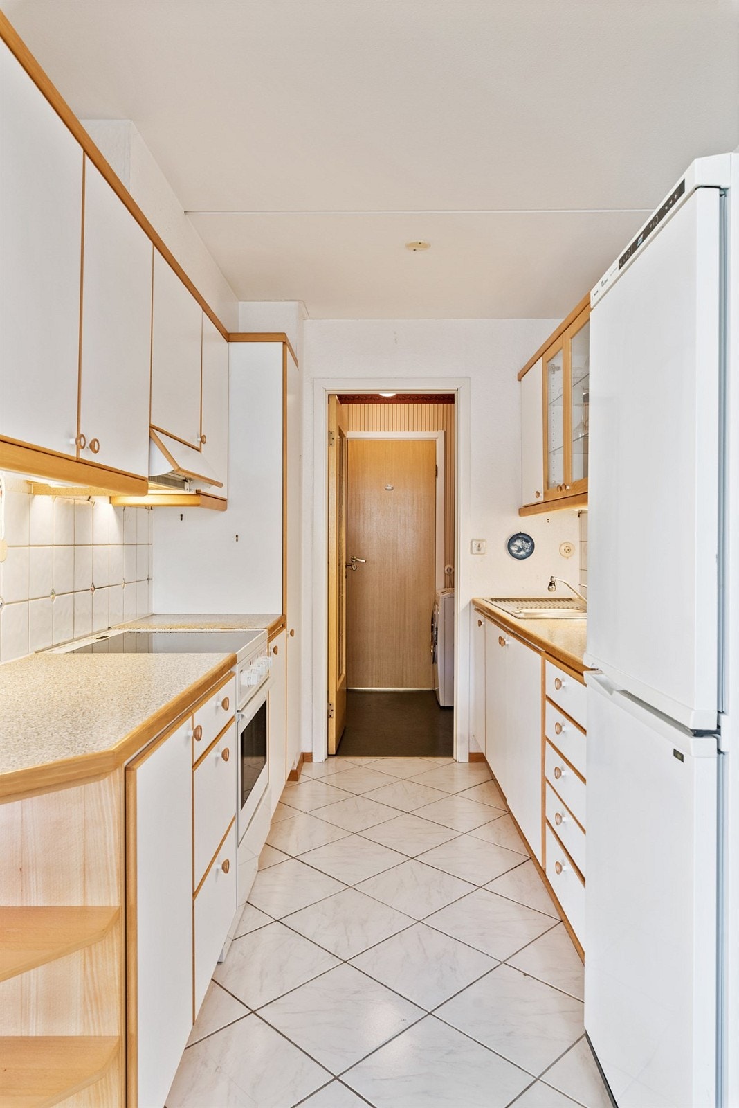 Gjennomgående kjøkkenløsning. Noen i borettslaget velger å sette vegg mellom kjøkken og vaskerom Galleribilde