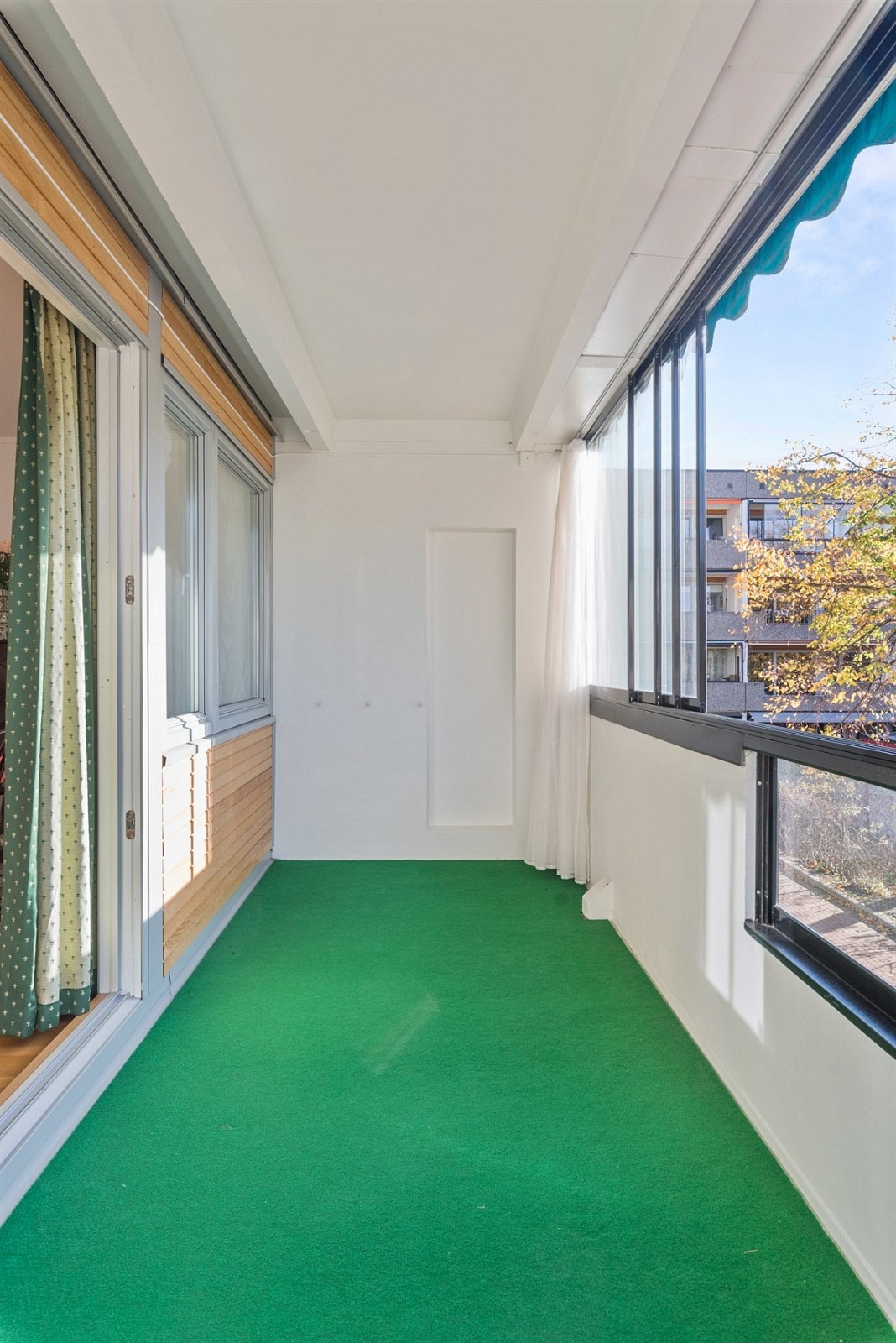 Balkongen er innglasset med vinduer som kan trekkes for Galleribilde