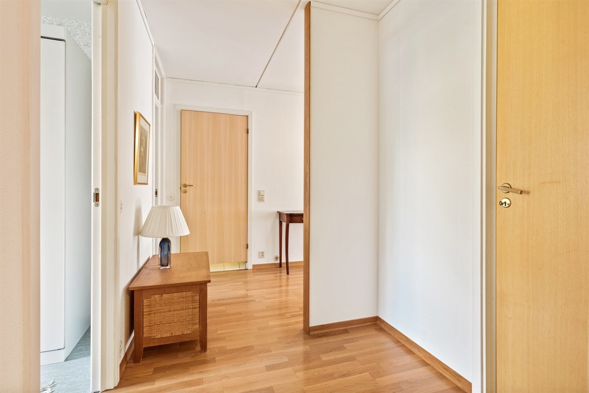 Entre med parkett på gulv, tilknytning til innvendig bod i boligen Galleribilde