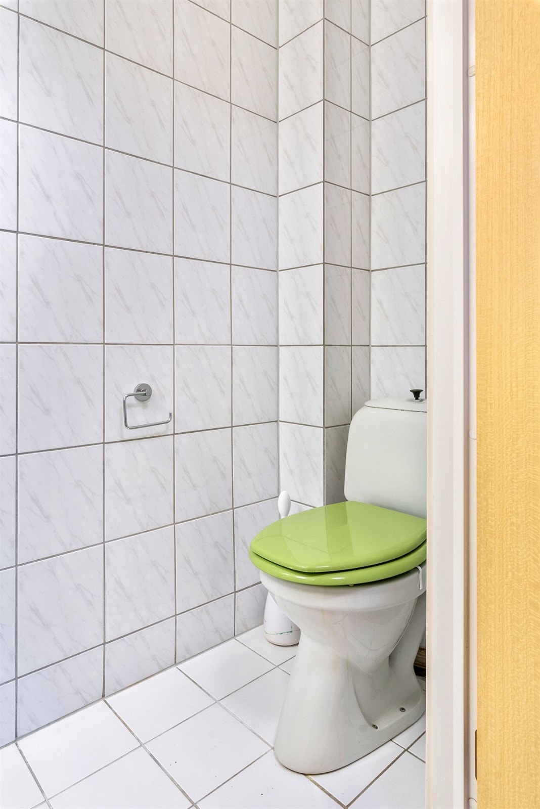 Separat WC med servant og underskap Galleribilde