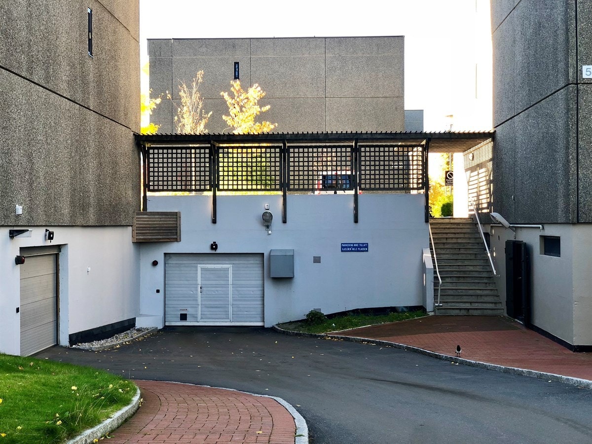 Det er mulig å ta heisen ned i kjeller for å komme til parkeringsplass i garasjeanlegg Galleribilde