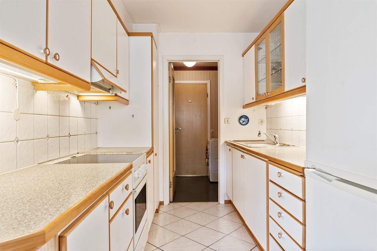 Kjøkkenet er fra tidlig 90 tall. Moderniseringsbehov Galleribilde