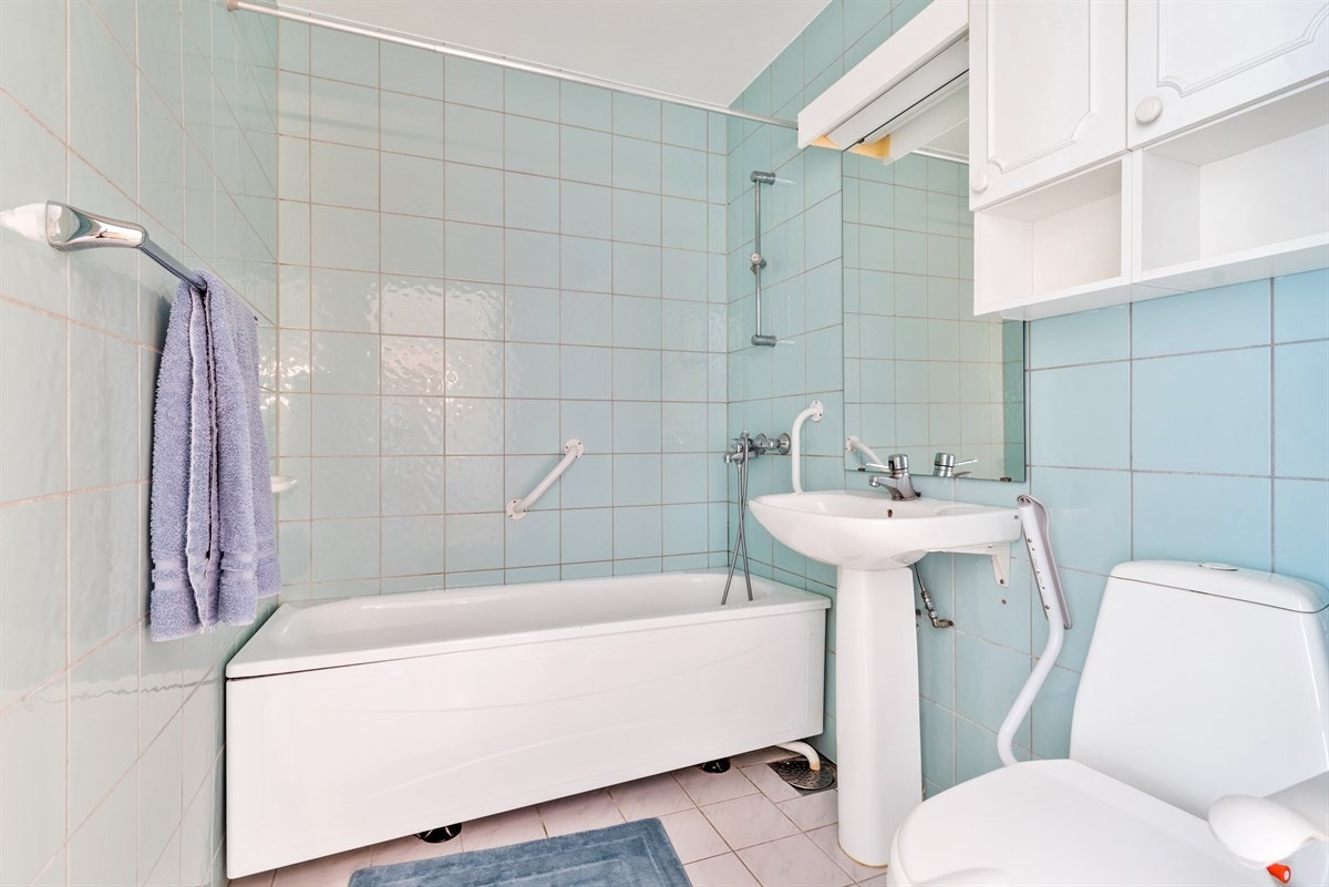 Baderom med badekar, servant og klosett Galleribilde