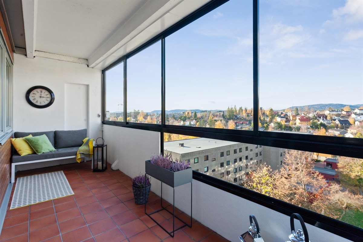 Balkongen er innglasset og er på ca 10 kvm Galleribilde