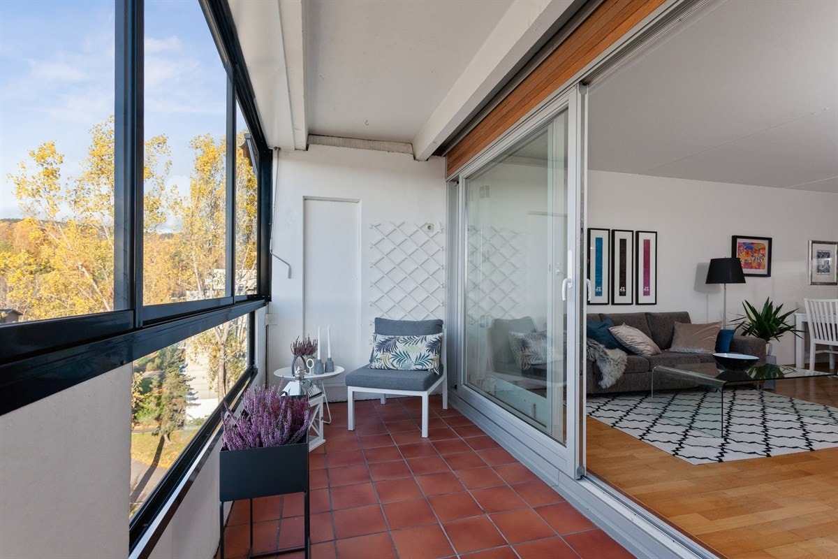 Balkong med nyere skyvedører Galleribilde