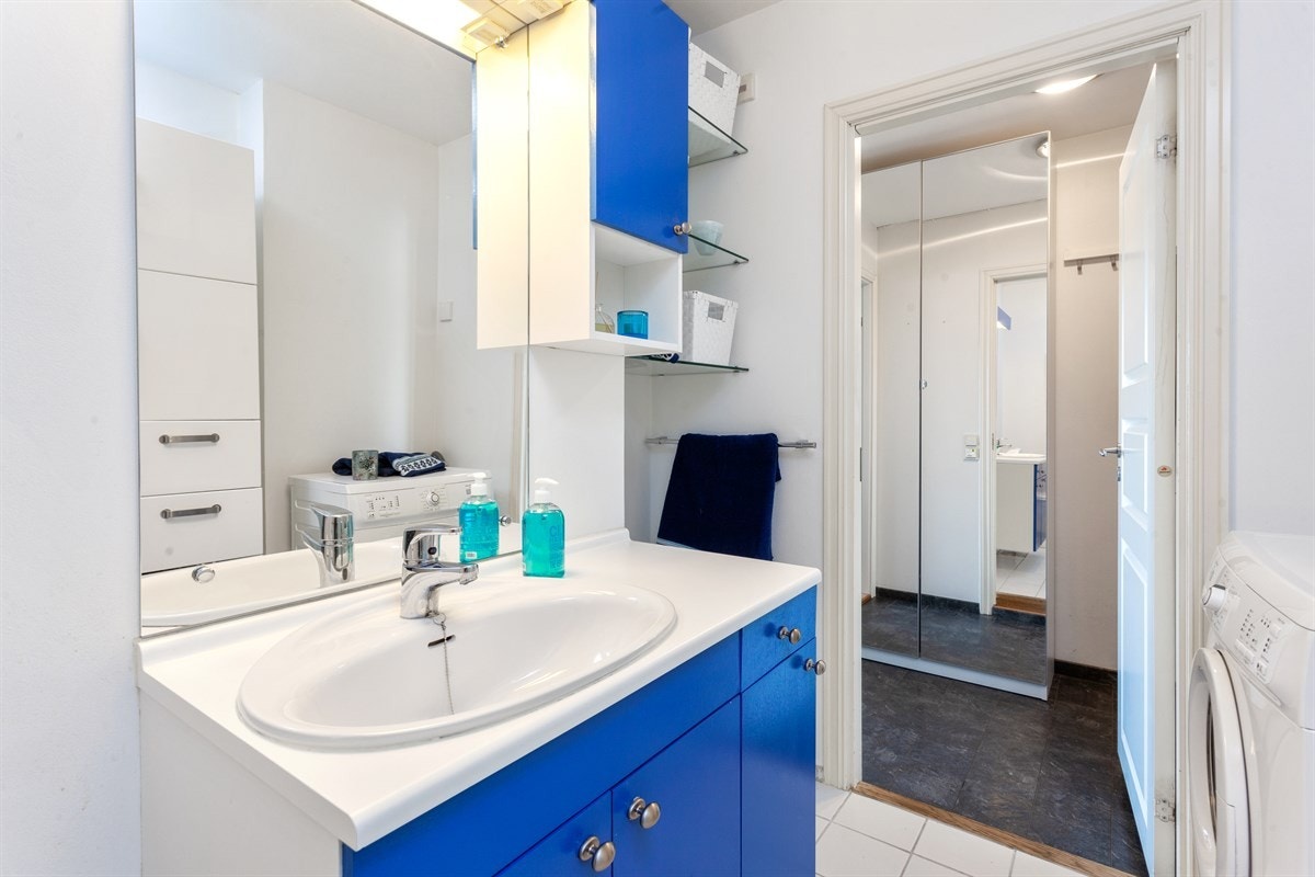 Det er opplegg for både tørketrommel og vaskemaskin på badet Galleribilde