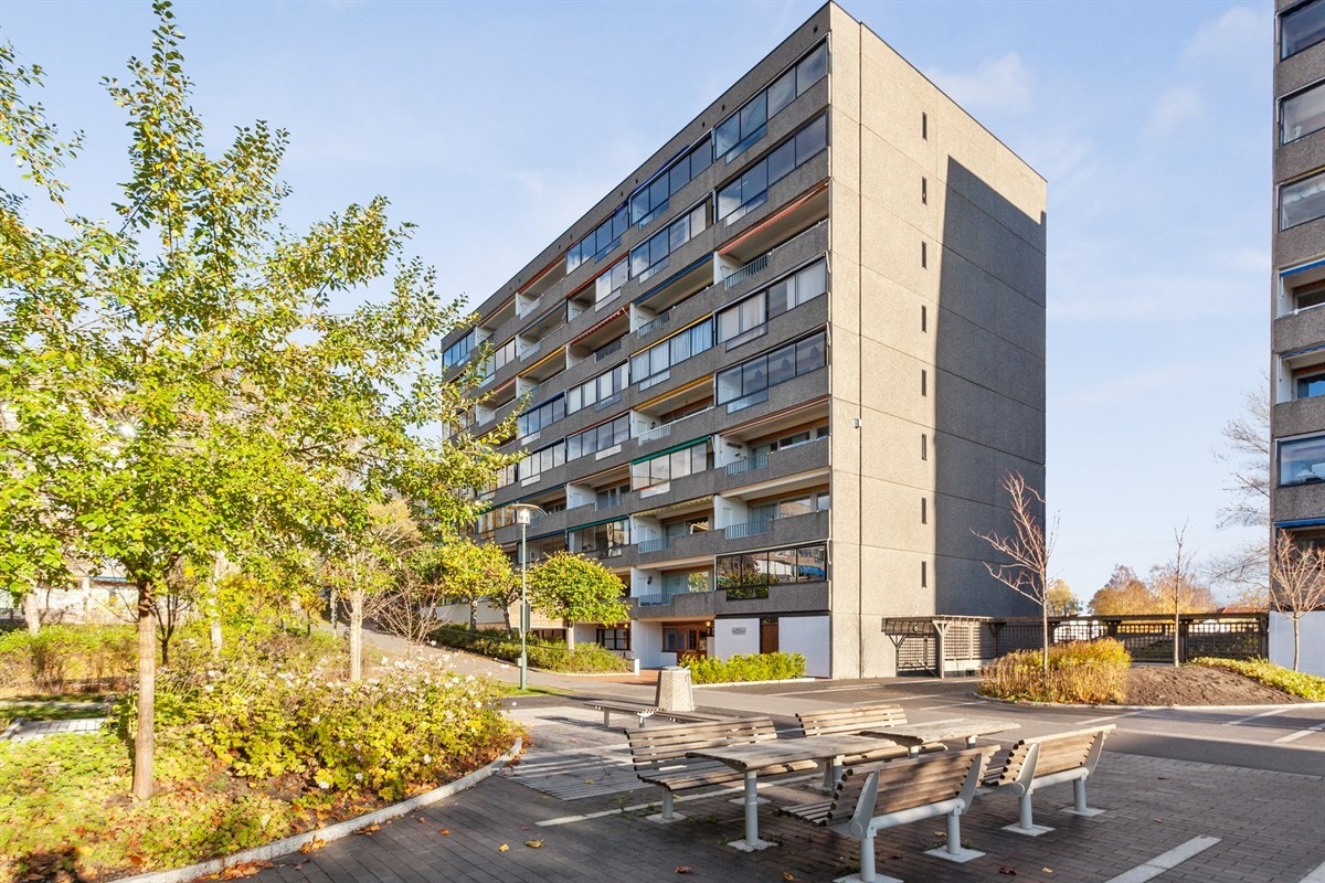 Leiligheten ligger i 7.etasje i veletablerte Meklenborg borettslag Galleribilde