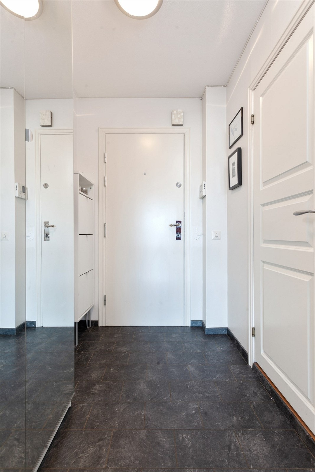 Lys entre med skapplass Galleribilde