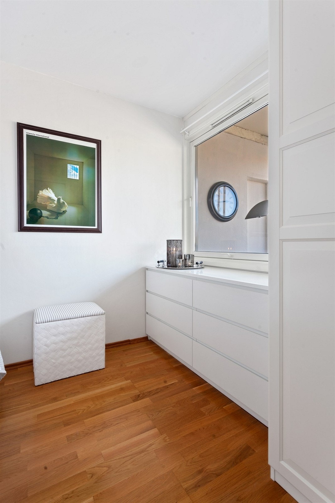 Soverommet har plass til kommode og skap. Nyere vindu Galleribilde