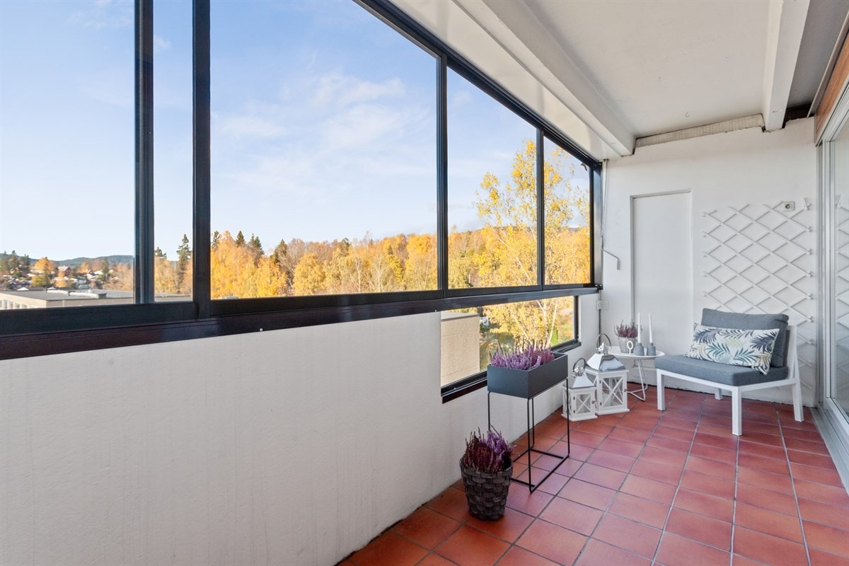 Balkongen har fliser på gulvet Galleribilde