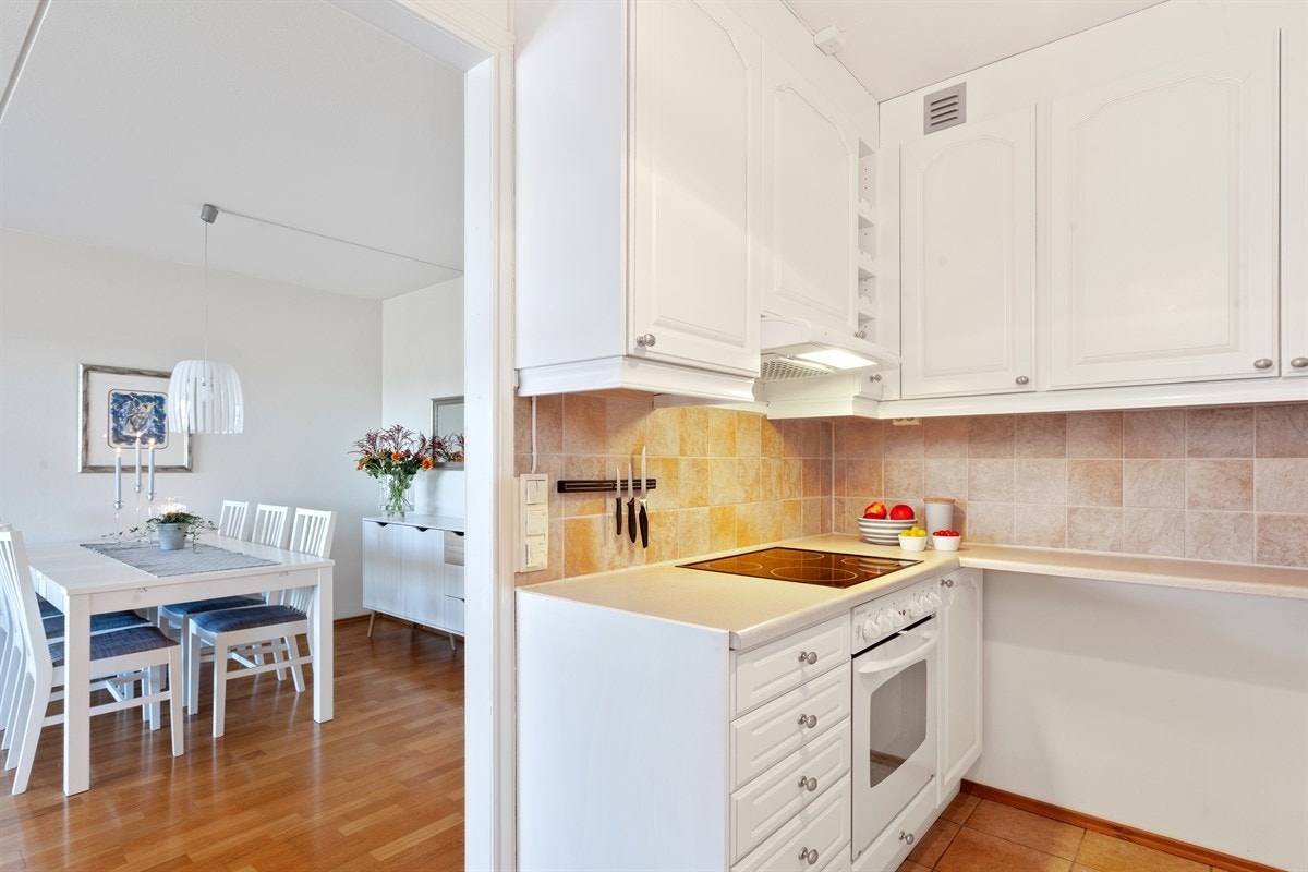 Kjøkkenet er delvis adskilt fra stue. Åpen løsning er mulig Galleribilde