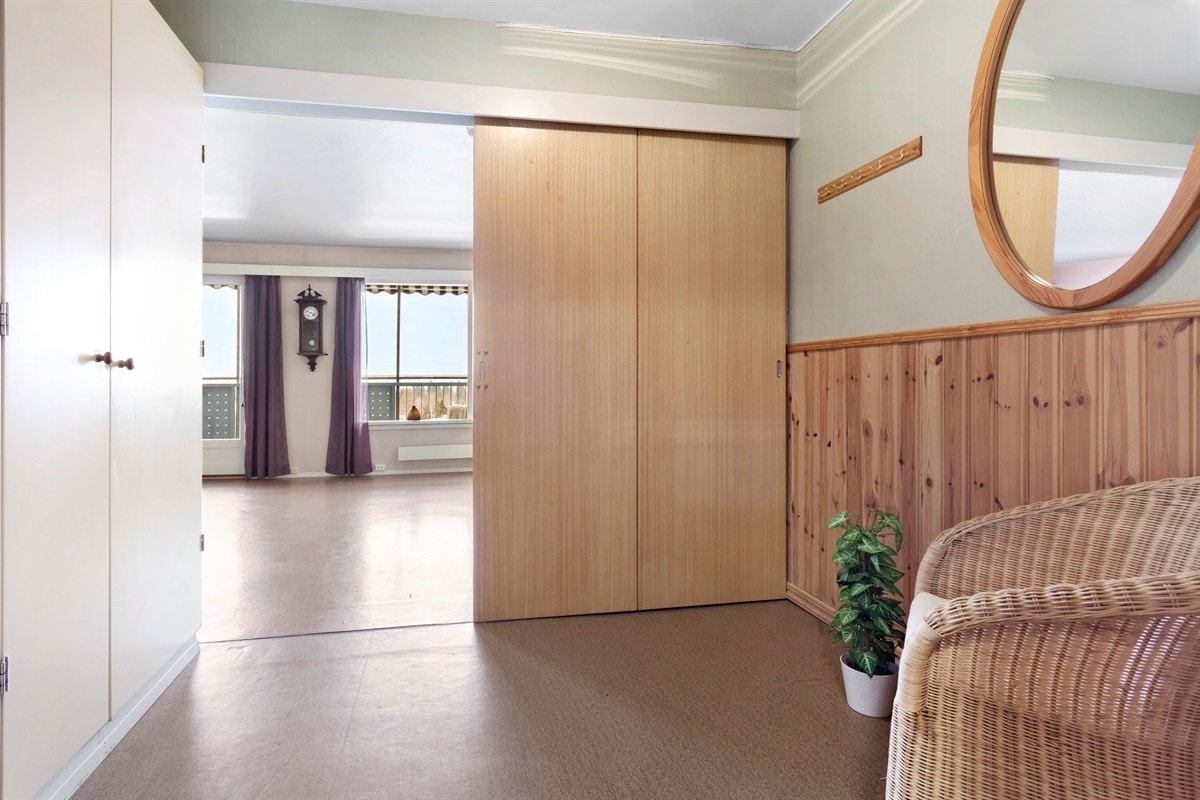 Innbydende entré med skap langs hele venstre vegg. Galleribilde