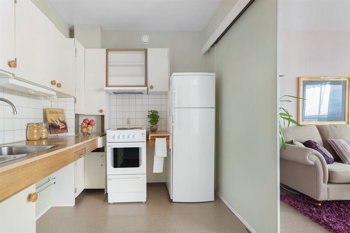 Fliser mellom overskap og laminert benkeplate. Ventilator med kullfilter Galleribilde