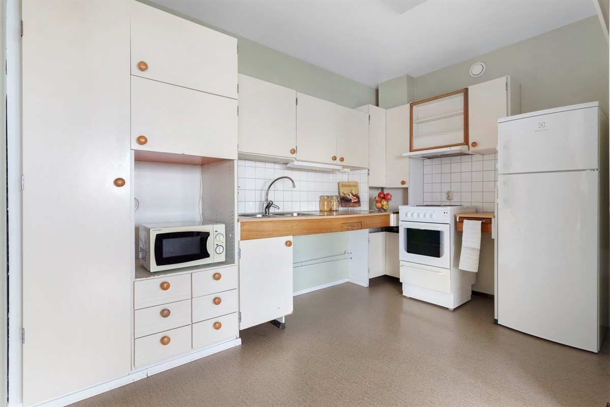 Kjøkken med god skap - og benkeplass. Galleribilde