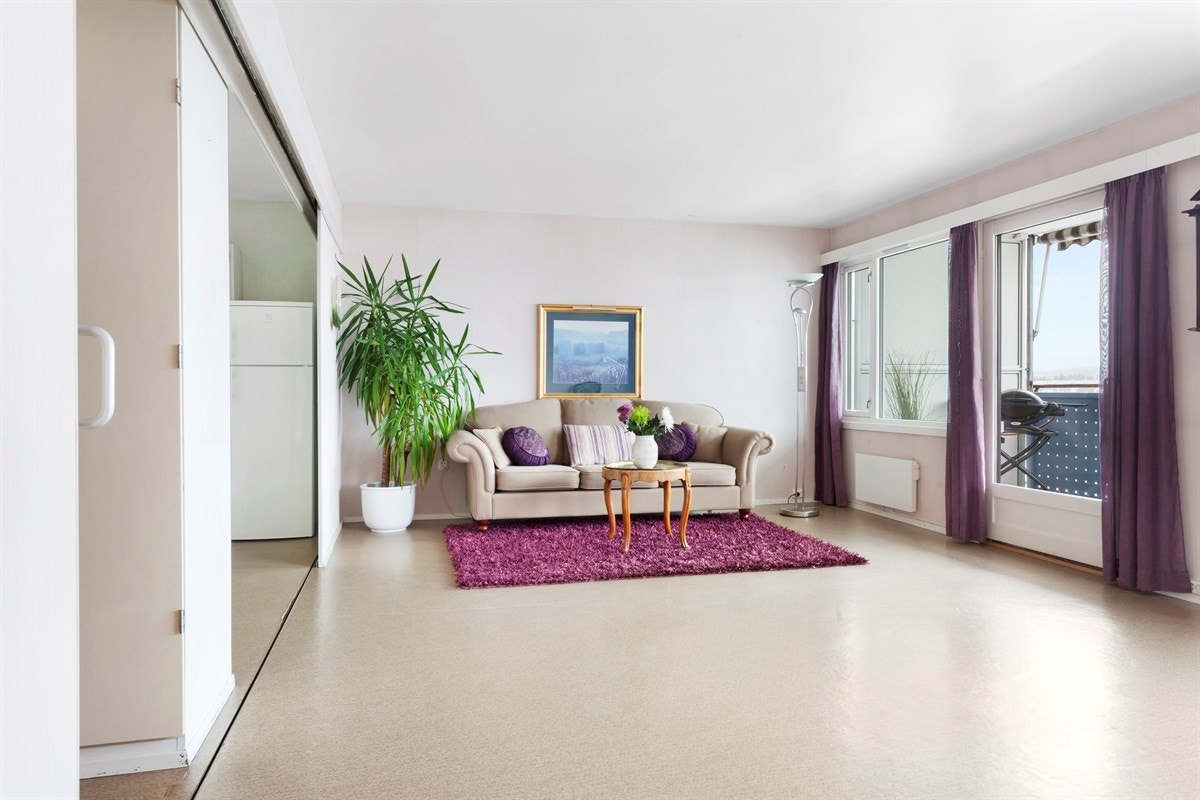 Stuen har god plass for sofaløsning med tilhørende møblement og spisebord. Galleribilde