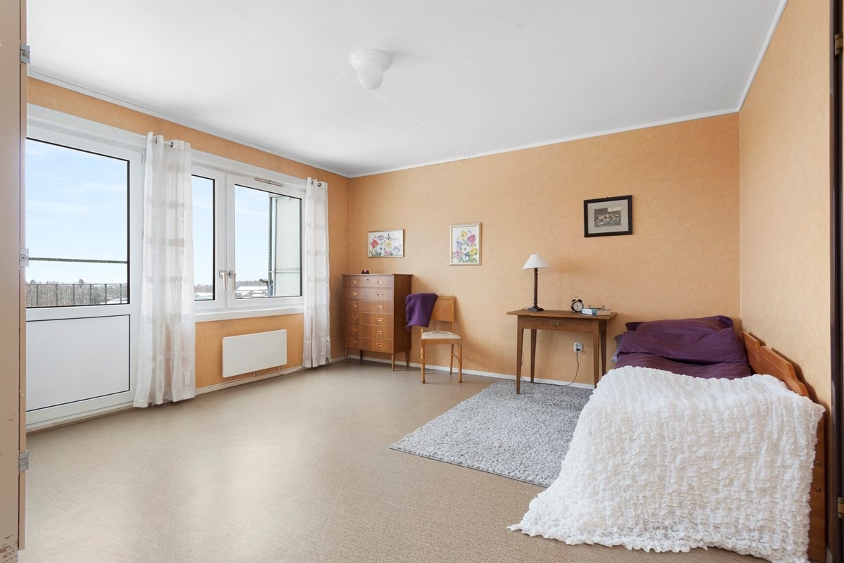 På soverommet har du plass til både dobbeltseng og garderobeløsninger. Galleribilde