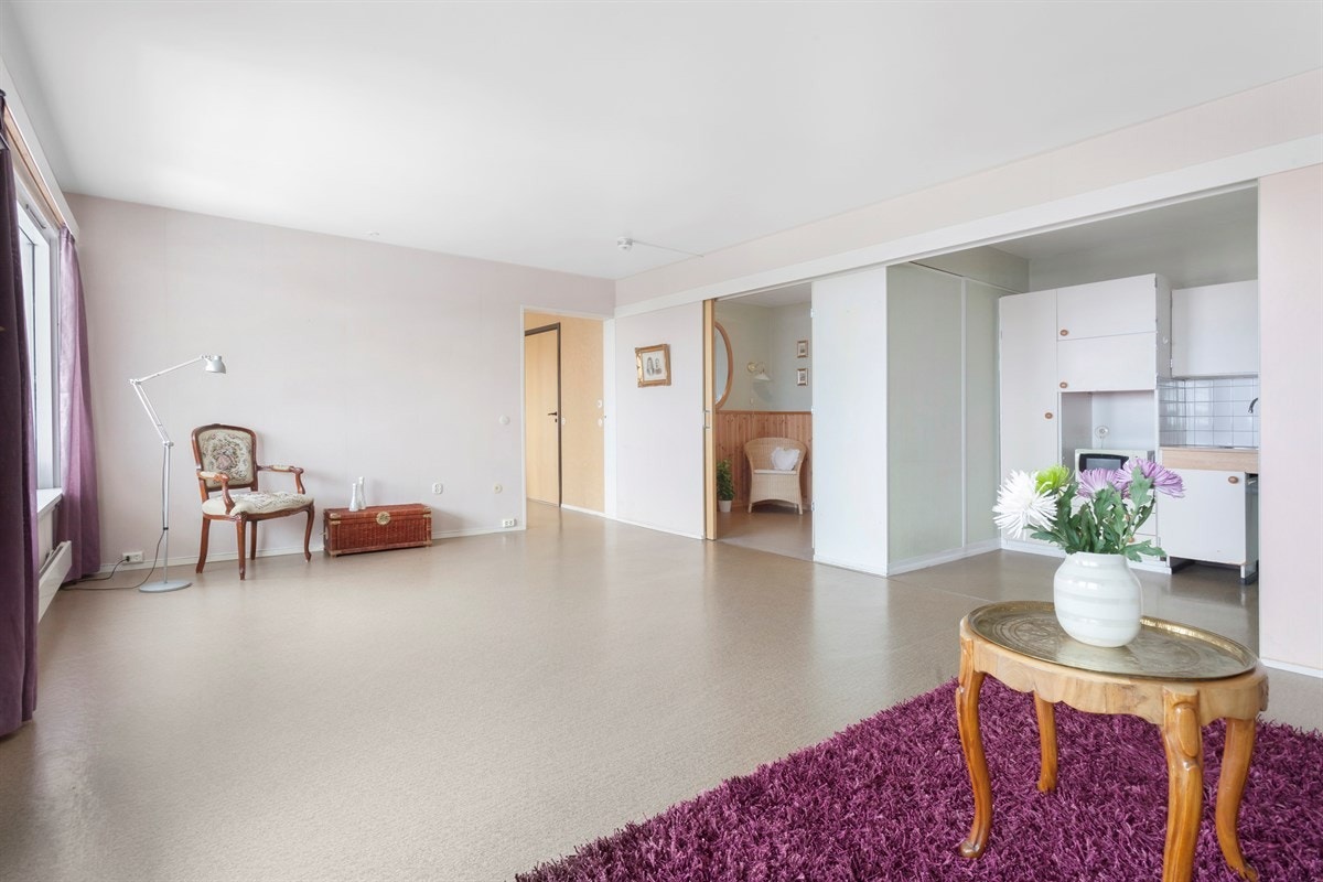 Romslig åpen stue/kjøkken-løsning. Galleribilde