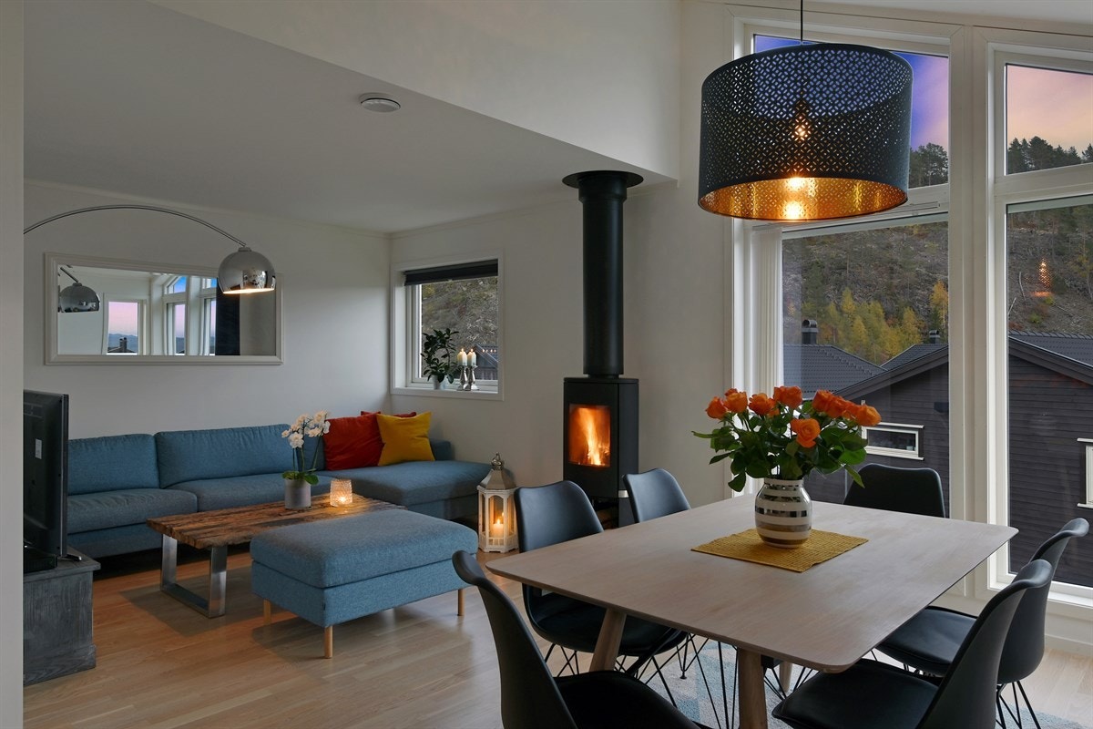 Ellers har stuen trestavs parkettgulv, hvitmalte vegger og god plass for sofaløsning med tilhørende møblement og spisebord. Galleribilde