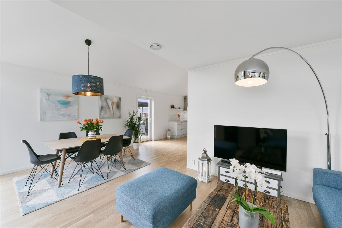 Boligen har en lys og luftig vinkelstue med åpen løsning mot et moderne kjøkken. Galleribilde