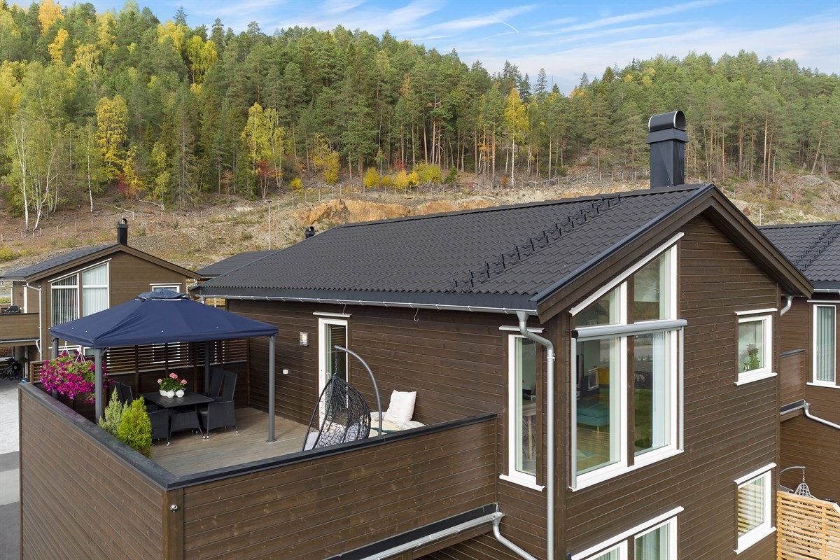 Fra stuen i andre etasje er det utgang til en stor, herlig terrasse og sydvestvendt terrasse på ca. 30 kvm. Galleribilde