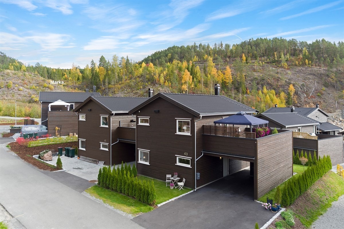 Bo med flotte sol- og utsiktsforhold, med sydvestvendt terrasse og carport. Galleribilde