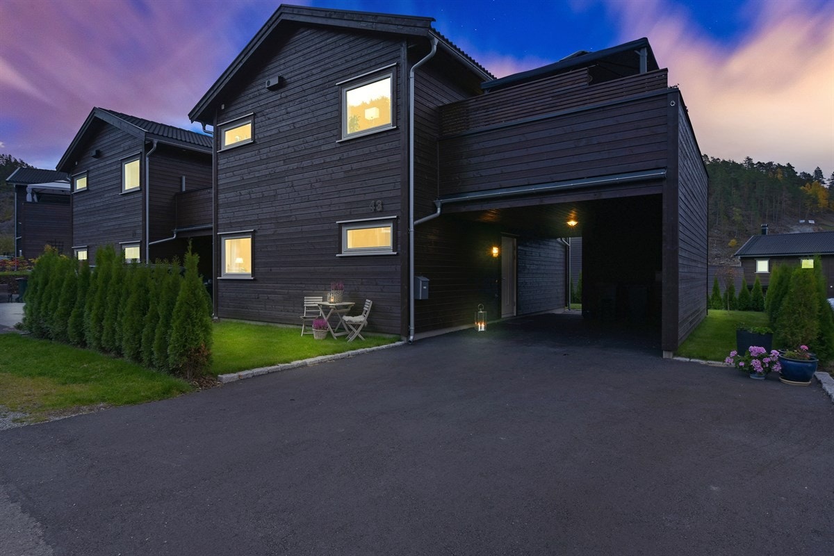 Det er parkering på asfaltert gårdsplass og i en carport, med tørrskodd adkomst til boligen. Galleribilde