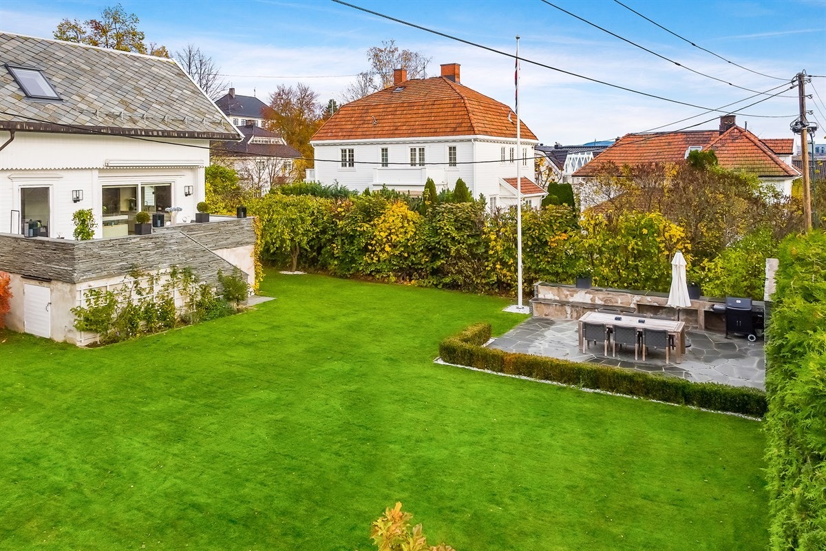 Fra hagen går det trapp opp til en trivelig terrasse som er tilknyttet kjøkkenet via skyvedør. Terrassen er ca. 21 kvm og har skiferdekke med rom for sittegruppe. Både terrassen og hagen har sydvendt orientering med gode solforhold. Galleribilde