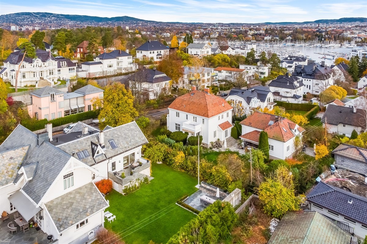 Huk Aveny 14 A er en klassisk halvpart av tomannsbolig i flott villabebyggelse på beste Bygdøy. Galleribilde
