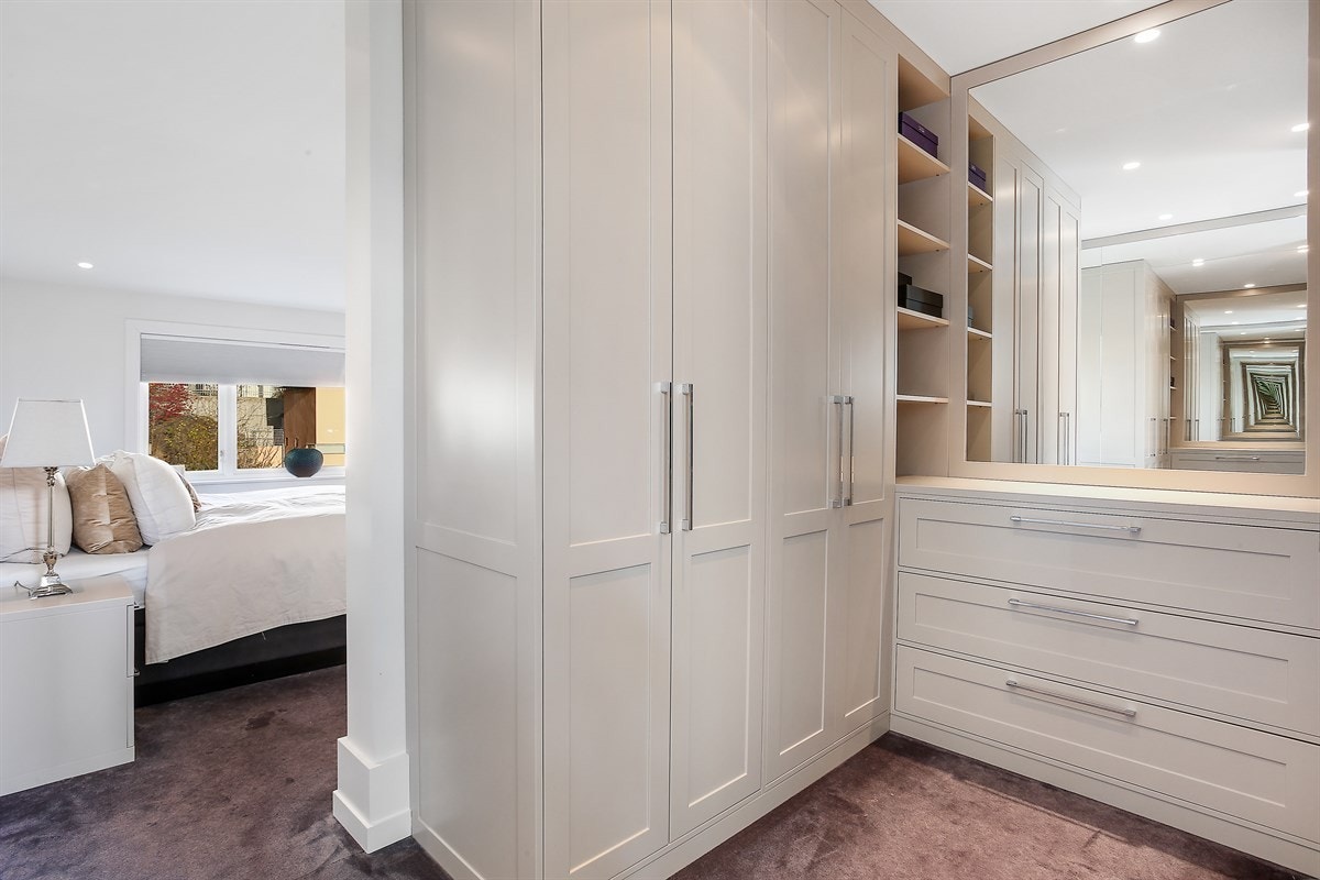 Hovedsoverom har suiteløsning med eget bad og walk-in. Galleribilde