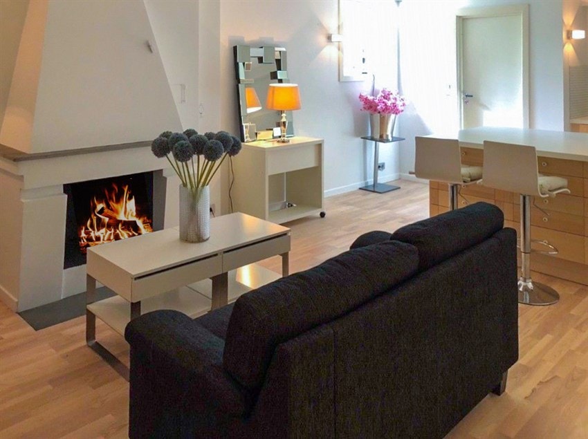 I kjelleren har boligen et stort innredet rom med kjøkken. Rommet er anvendt som allrom med plass til både spisebord og sofaløsning. I tillegg til innvendig adkomst via trappegang, har kjelleren også egen inngang fra hagen. Galleribilde