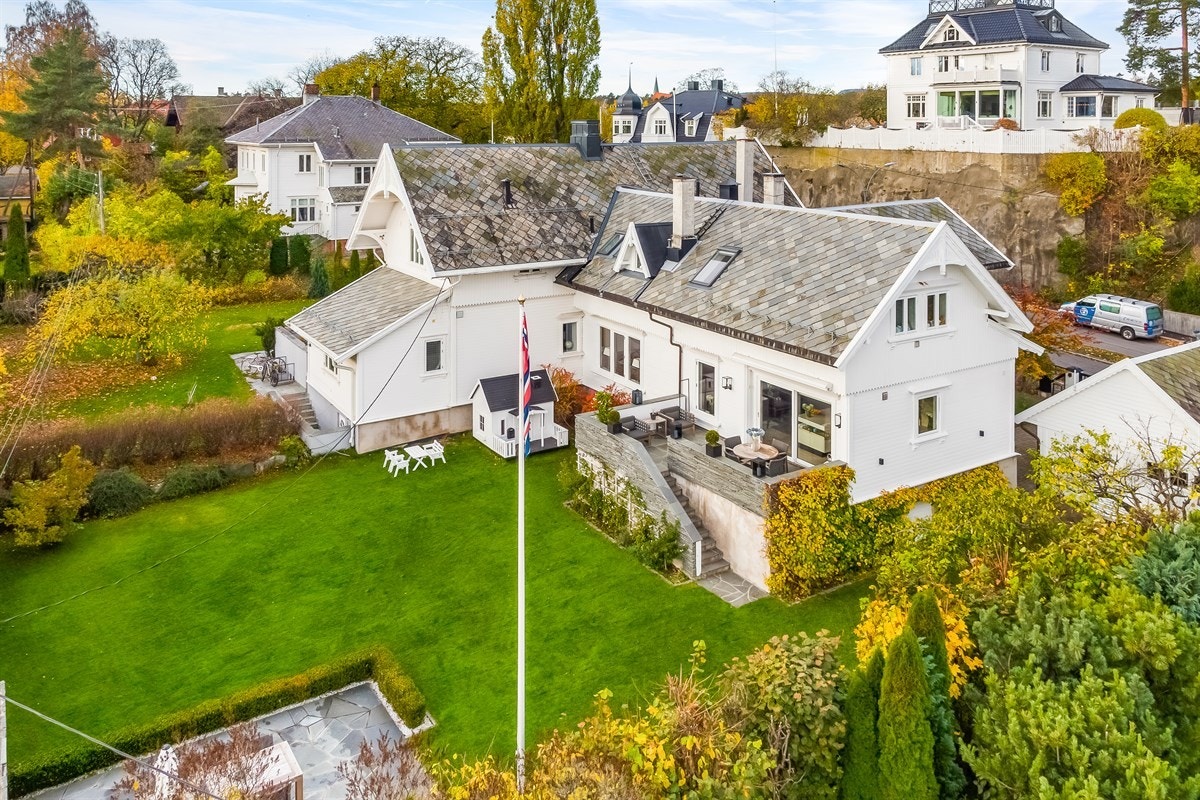 Boligen har en idyllisk bakhage som ligger fint avskjermet av frodige prydbusker og trær. Hagen er forseggjort og har et vidstrakt plenareal som gir boltreplass til alle generasjoner. I enden er det anlagt skiferplatting på ca. 30 kvm. Galleribilde