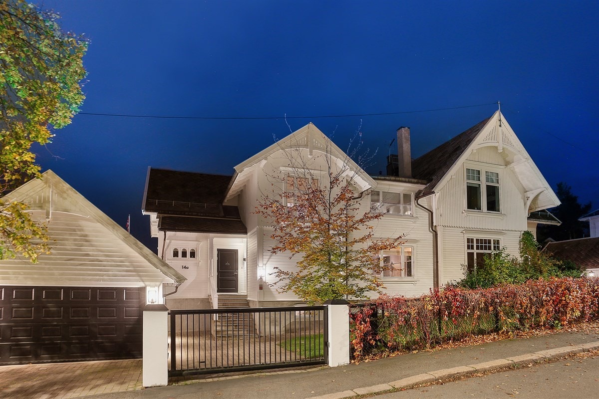 Klassisk, stor og påkostet del av villa med dobbelgarasje og meget privat og idyllisk hage. Omfattende modernisert. Galleribilde