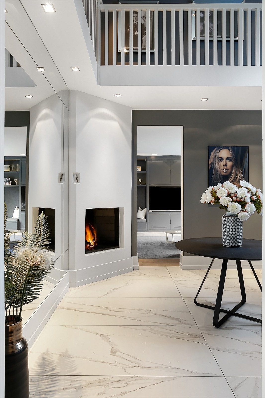 Entreen har hendig tilknytning til toalettrom, samt åpen løsning til flott hall med peis som gir en varm og hyggelig velkomst. Hallen har gulvfliser og downlights fra Deltalight. Galleribilde