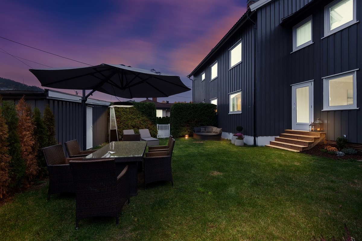 Hagen er romslig, og er nylig opparbeidet med ny plen, hekk, levegg og porter. Galleribilde