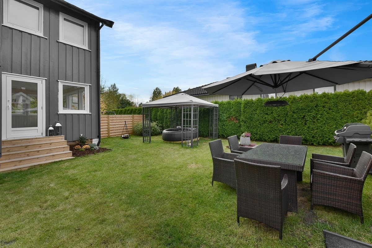 Eiendommen har en solrik beliggenhet med kort vei til servicetilbud. Galleribilde