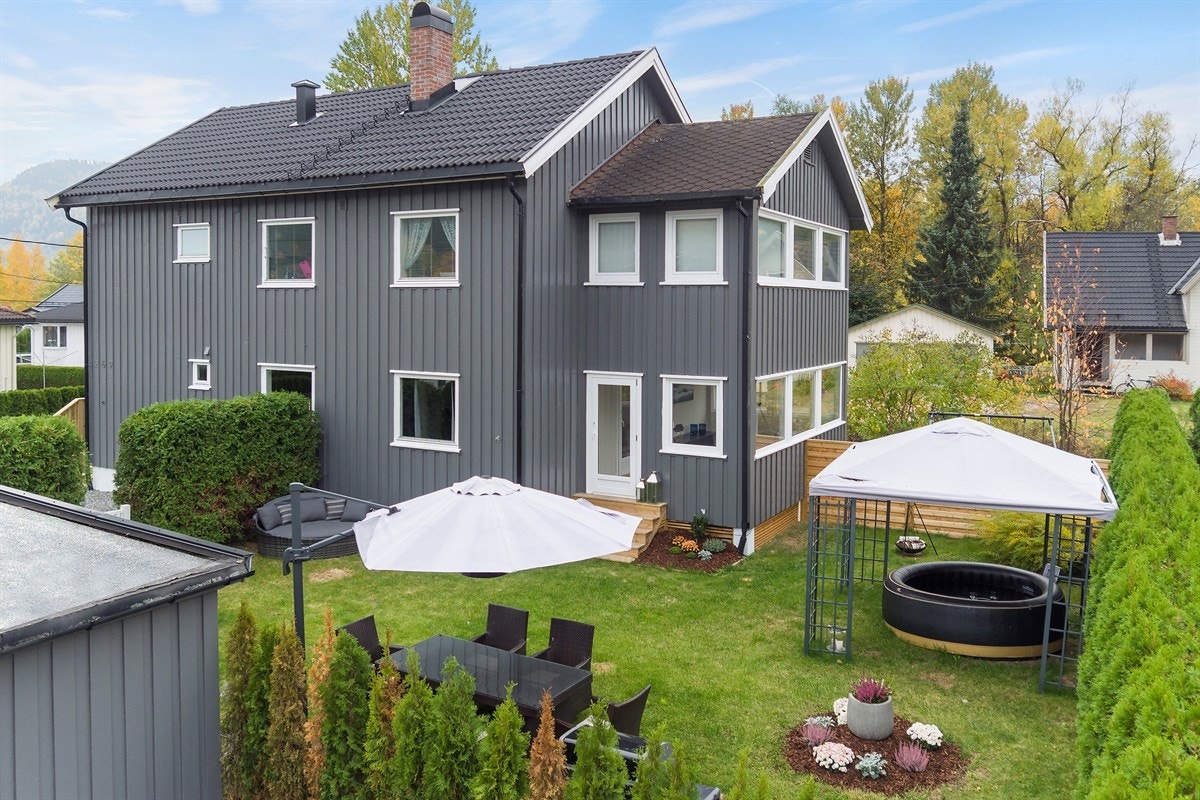 Området har kort avstand til skoler, barnehager, offentlig kommunikasjon, samt et rikt utvalg av fasiliteter og servicetilbud. Galleribilde