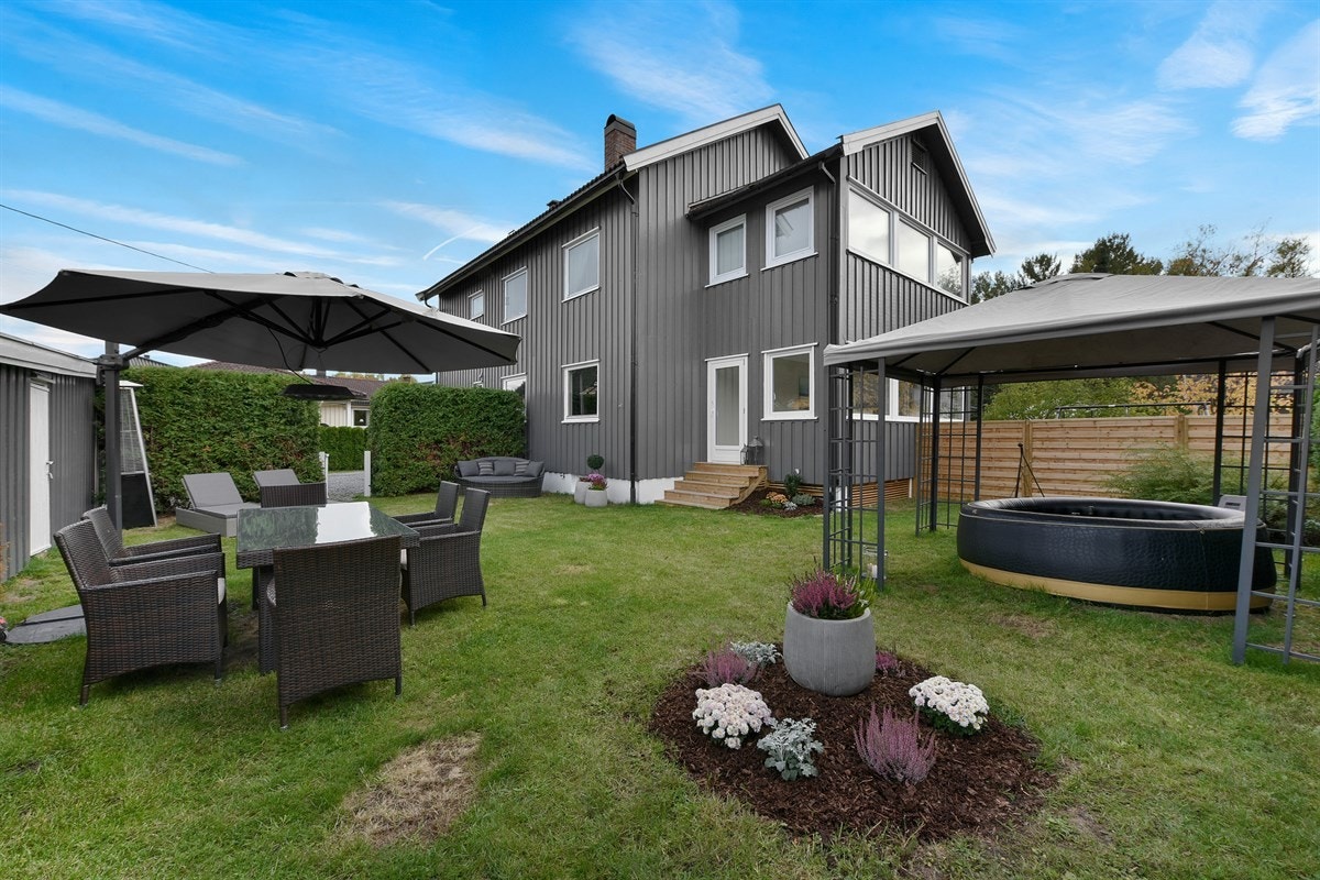 PrivatMegleren ved John Granly Steen og Kristian Arthur Brunvoll har gleden av å presentere denne påkostede halvdel av tomannsbolig over 2 plan med innglasset veranda, koselig hage, garasje og gode parkeringsmuligheter. Galleribilde