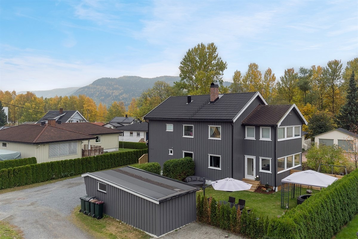 Eiendommen ligger i et rolig, attraktivt og barnevennlig boligområde i Krokstadelva i Nedre Eiker kommune. Galleribilde