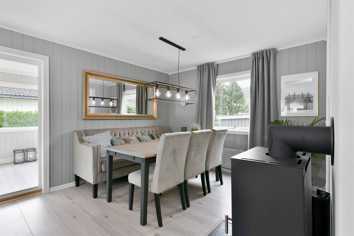 Fra spisestuesonen er det utgang til en nyere, innglasset veranda og videre ut til hagen. Galleribilde