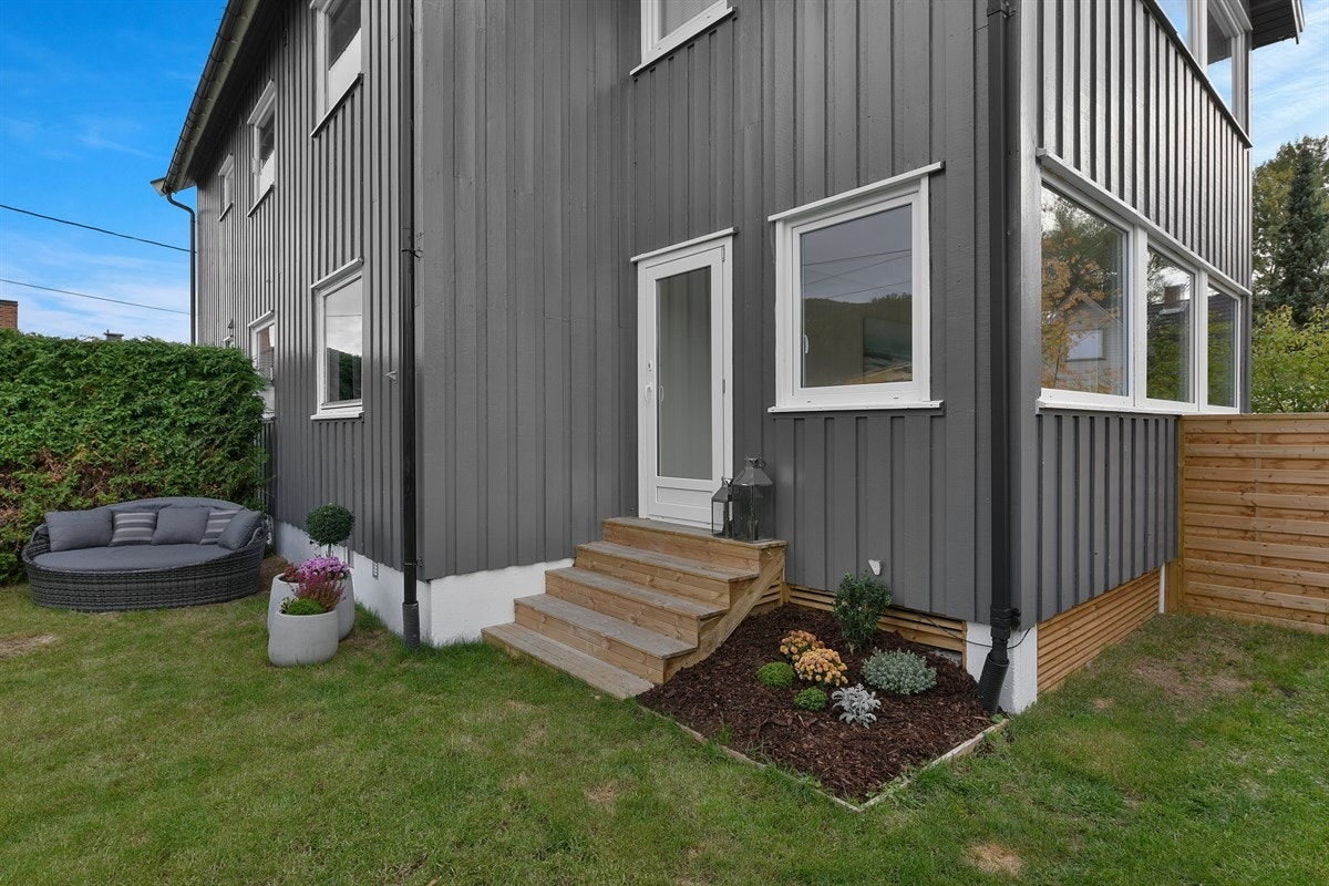 Fra stuen er det utgang til en innglasset veranda med lysgrått panel på veggene og laminat på gulvet. Galleribilde