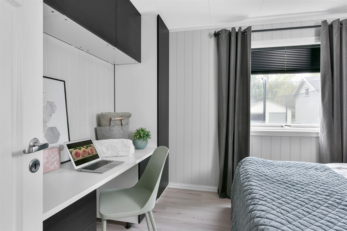 Hovedsoverommet inneholder en smart garderobeløsning med plassbygget skrivebord. Galleribilde