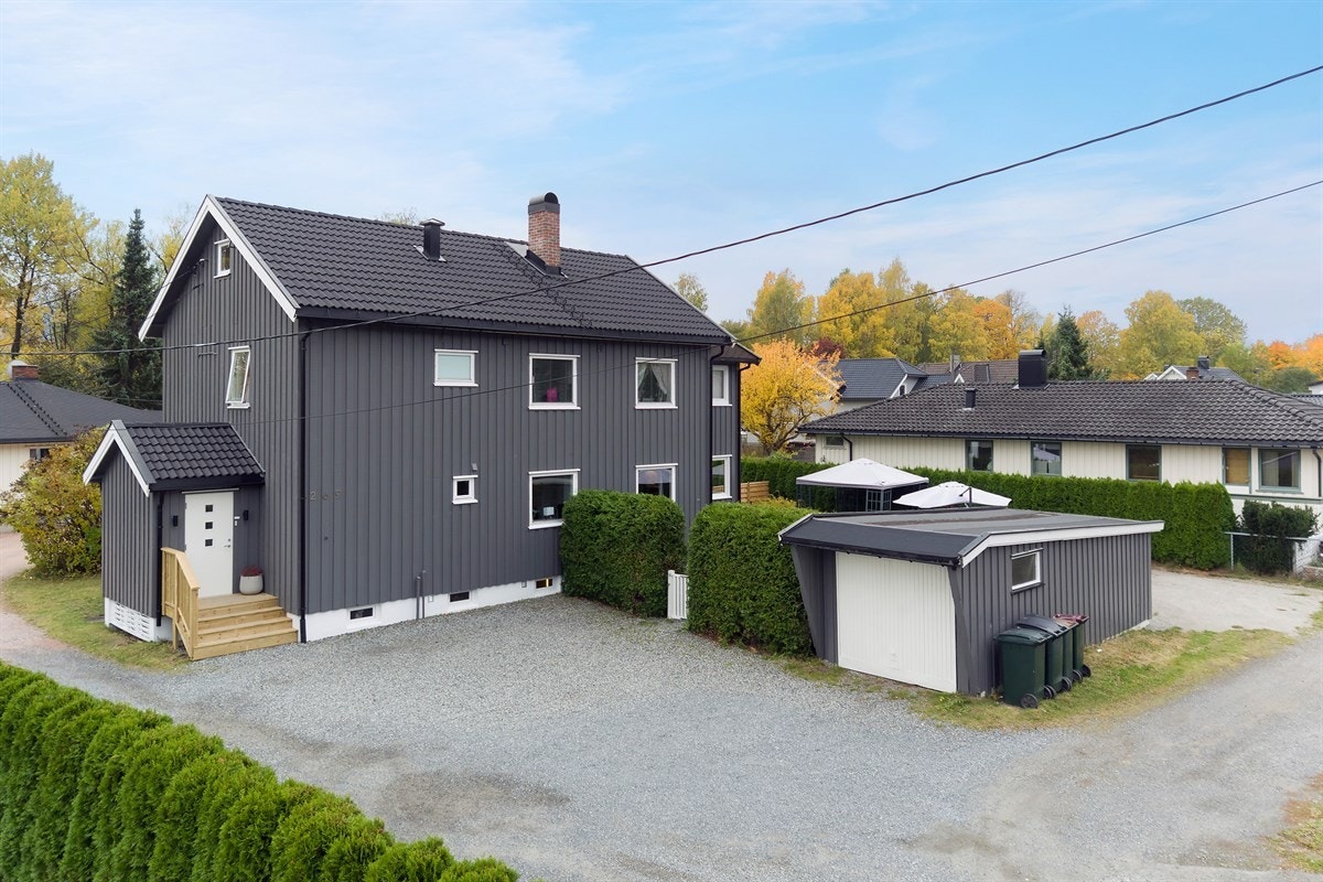 Det er parkering i en frittstående garasje på ca. 22 kvm og på en stor, gruset gårdsplass. Galleribilde
