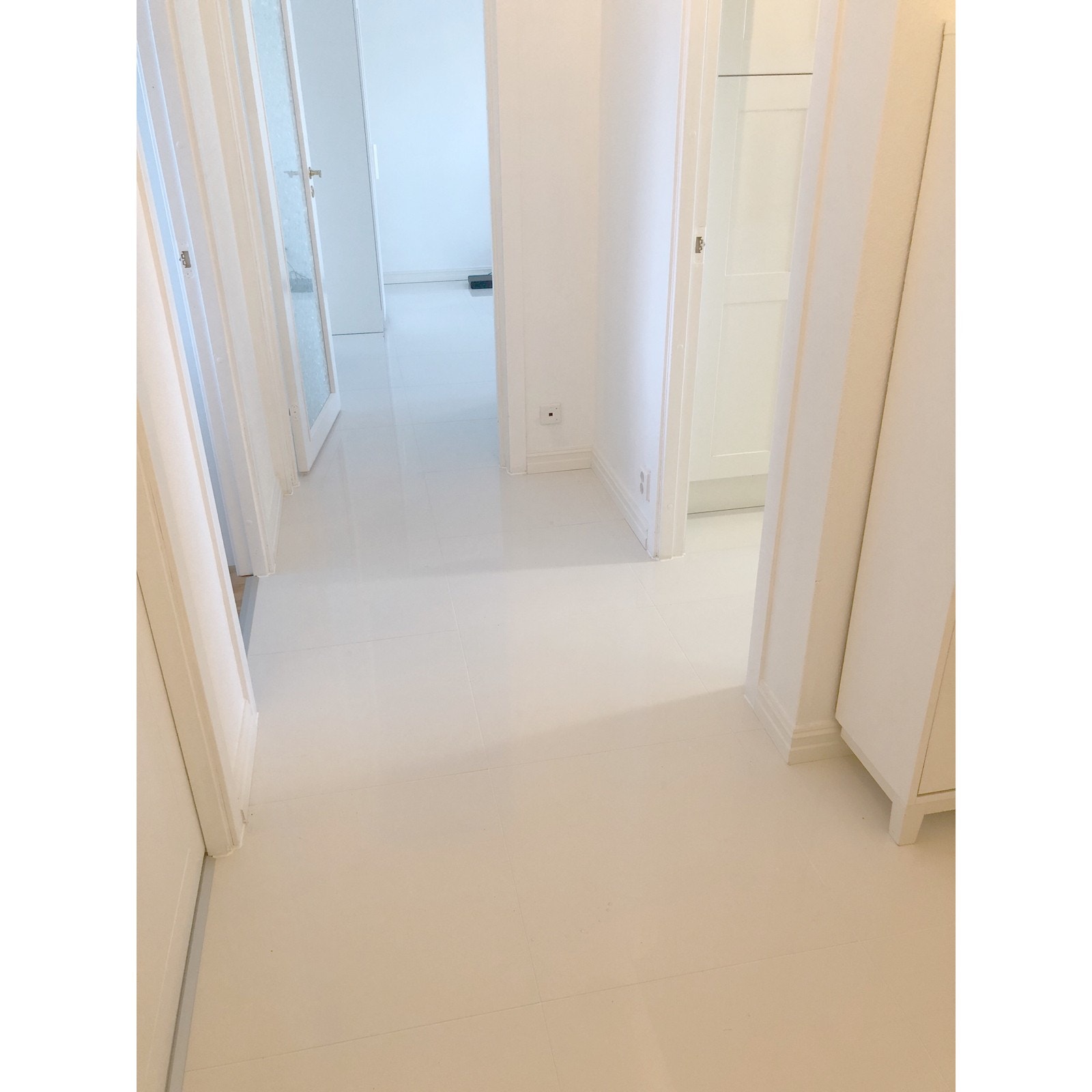 korridor med flisegulv. Galleribilde